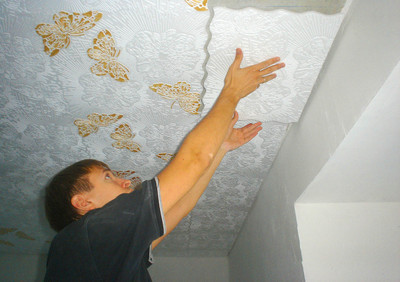 Главные нюансы наклеивания потолочной плитки