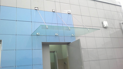 Выгодное приобретение высококачественной фурнитуры для стеклянных козырьков в интернет-магазине компании «Титан»