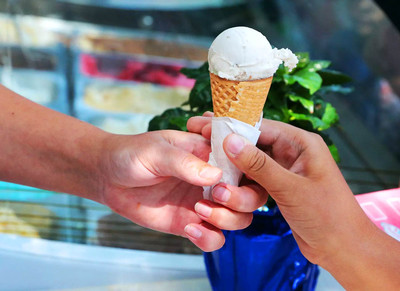 Какую зарплату предлагают продавцам мороженого?