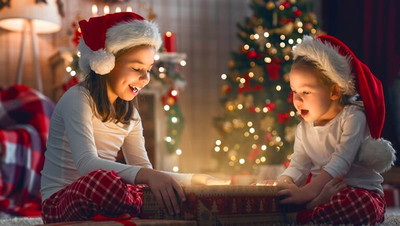 Омские работодатели в два раза чаще стали дарить новогодние подарки детям