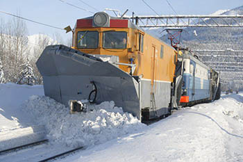 С железной дороги убрали снег