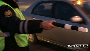 Омский автомобилист прокатил инспектора на капоте