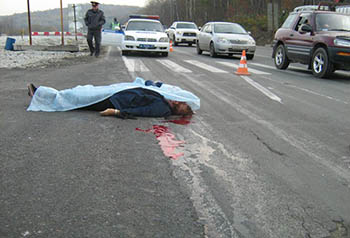 В Омске полицейский сбил женщину