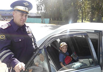 Омские автоинспекторы вручают родителям удерживающие устройства