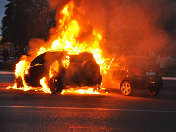 Mercedes-Benz S-класса сгорел в центре города