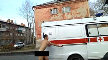 В Омске по проезжей части бегал голый мужчина