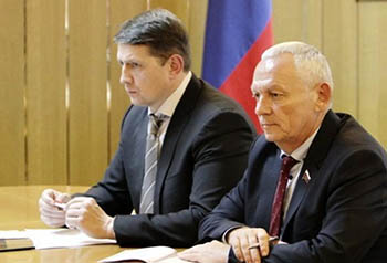Руководители Омска пожелали жителям успехов в труде в День Конституции
