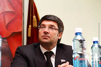 Олег Денисенко первым среди кандидатов в губернаторы сдал подписи в свою поддержку