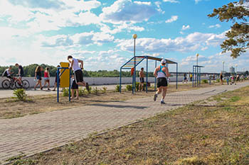 На окраине Омска установили комплекс уличных тренажеров