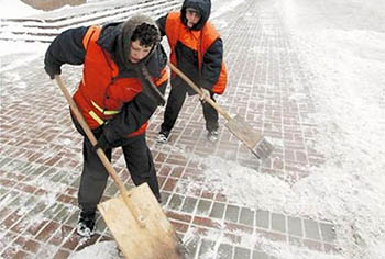 В Омске на уборку снега бросили управляющие компании