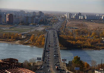Омских водителей призывают ездить по мосту у телецентра
