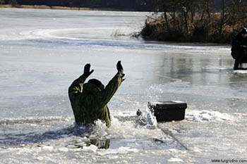 Омские рыбаки рискуют провалиться под лед