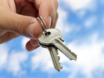 Омские сироты получили ключи от новых квартир