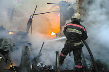 Омский пожарный один потушил горящий дом и спас его хозяина