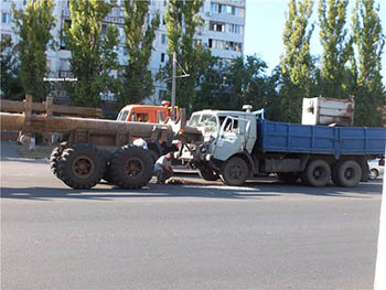 На трассе Исилькуль - Омск КамАЗ врезался в едущий впереди грузовик