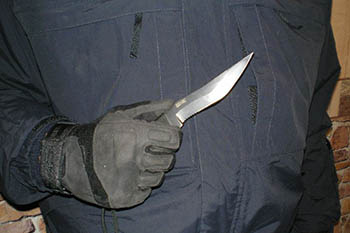 Омича, ограбившего девушку, приставив ей нож к горлу, нашли в Новосибирске