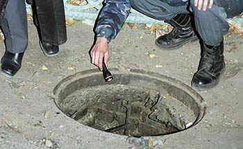 Иностранец в Омске убил бомжа и спрятал его тело в канализационной трубе