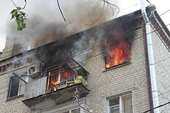 Из горящей омской многоэтажки эвакуировали 22 человека