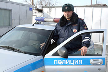 Сотрудники омской полиции спасли из огня жильца горящего дома