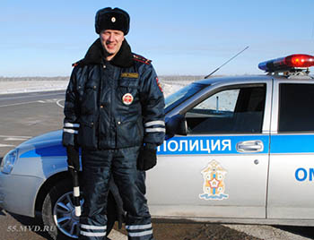 Сотрудник омской ГИБДД по дороге из магазина, куда ездил с семьей, задержал пьяного водителя