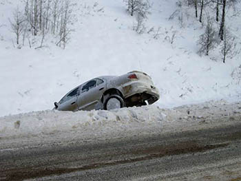 Из-за снегопада машина улетела во встречный кювет по дороге в Омск