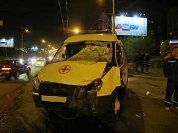 В карету скорой помощи в Омске врезалась «Тойота»