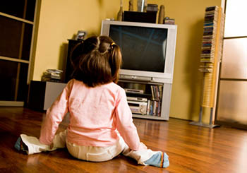 Пятилетняя девочка из Омска чуть не погибла, уронив на себя телевизор