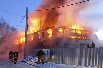 Пожар в омском автоцентре «Японка» тушили 3,5 часа