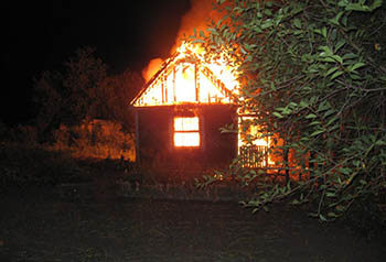 На даче в Омской области сгорел человек