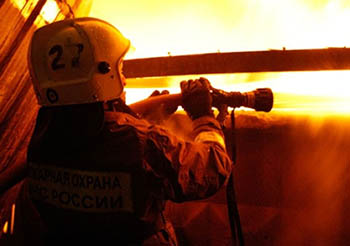 В Омске 26 пожарных тушили дом, в котором сгорели две женщины