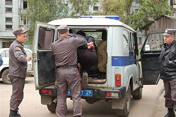 В Омске полиция задержала грабителя и попросила горожан помочь поймать второго 