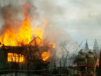 В Омске молния спалила частный двухэтажный дом
