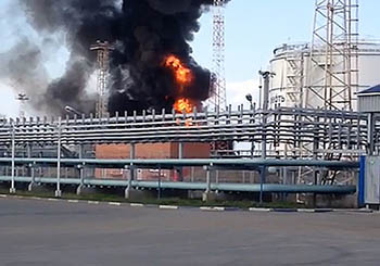 Во время пожара на территории промзоны рядом с омским нефтезаводом пострадали два человека