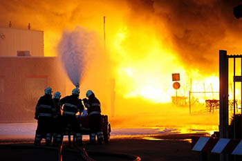 Крупный пожар на складе в Омске ликвидирован
