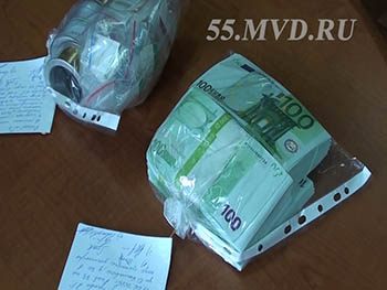 В Омском аэропорту украли контейнер с ювелирными украшениями и 200 тысяч евро