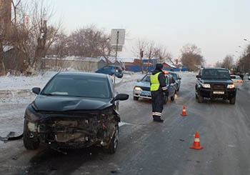 В Омске полицейский автомобиль столкнулся с иномаркой, в которую врезался «УАЗ Патриот»