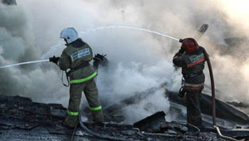 Омские пожарные из горящей двухэтажки спасли 12 человек
