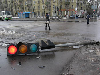 На работника омского магазина «Светофор» упал автопогрузчик