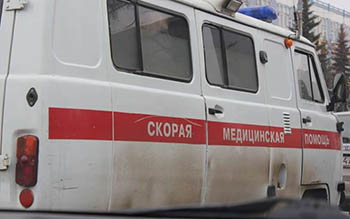 При столкновении трех машин на трассе в Омской области пострадали мать с ребенком