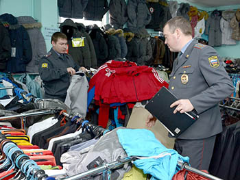 Омские полицейские изъяли почти 200 единиц контрафактной одежды