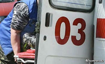 В Омске иномарка с такой силой врезалась в трамвай, что дверь трамвая выпала на капот авто