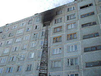 Из горящей в Омске девятиэтажки ночью эвакуировались 15 человек