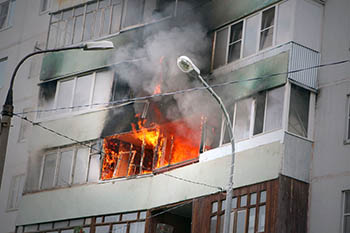 Житель Омска получил сильные ожоги во время пожара в своей квартире