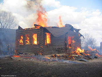 В Омске сгорел нежилой, недавно построенный дом