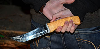 Житель Омской области ударил ножом в шею приятеля за то, что тот отрезал ему ухо