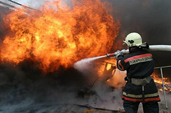 Омские пожарные спасли из горящего дома человека