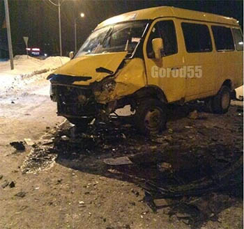 При столкновении маршрутки и иномарки в Омске пострадали два человека