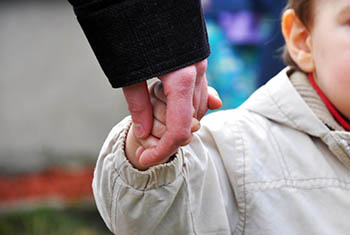 Похищенную отцом 4-летнюю девочку алтайские приставы разыскали в Омске 