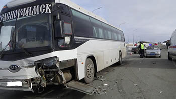 В Омской области пассажирский автобус врезался в иномарку