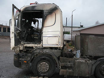В гараже жителя Омской области сгорели два грузовика «Урал» и трактор